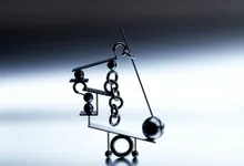 Scultura metallica astratta di sfere e barre in equilibrio strutturale
