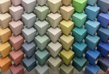Campioni di colore a forma di cubo, disposti in file ordinate che spaziano dai toni neutri al verde, blu e rosso