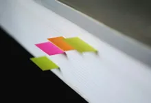 Segnalibri colorati infilati tra le pagine di un libro
