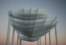Una copertura architettonica bianca e ondulata, sorretta da una fitta serie di sottili colonne, contro un cielo al tramonto